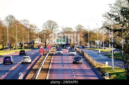 Dundee, Tayside, Scozia, Regno Unito. 26 dicembre 2023. Le temperature a Dundee hanno raggiunto i 3°C a causa delle condizioni di ghiaccio e del sole invernale. Traffico del giorno di Santo Stefano sulla Kingsway West Dual Carriageway principale di Dundee. Crediti: Dundee Photographics/Alamy Live News Foto Stock