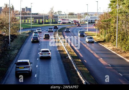 Dundee, Tayside, Scozia, Regno Unito. 26 dicembre 2023. Le temperature a Dundee hanno raggiunto i 3°C a causa delle condizioni di ghiaccio e del sole invernale. Traffico del giorno di Santo Stefano sulla Kingsway West Dual Carriageway principale di Dundee. Crediti: Dundee Photographics/Alamy Live News Foto Stock