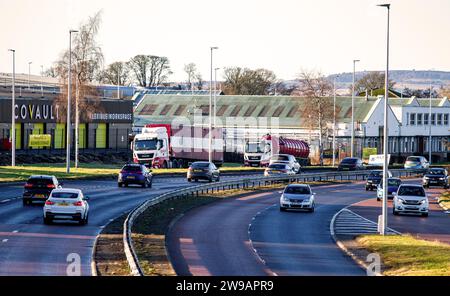 Dundee, Tayside, Scozia, Regno Unito. 26 dicembre 2023. Le temperature a Dundee hanno raggiunto i 3°C a causa delle condizioni di ghiaccio e del sole invernale. Traffico del giorno di Santo Stefano sulla Kingsway West Dual Carriageway principale di Dundee. Crediti: Dundee Photographics/Alamy Live News Foto Stock