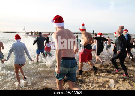 West Mersea, Regno Unito. 26 dicembre 2023. Il 17° giorno di Santo Stefano si tuffa a West Mersea sull'Isola di Mersea nell'Essex. Questo evento annuale raccoglie fondi per la RNLI che ha una stazione nelle vicinanze. Credito: Eastern Views/Alamy Live News Foto Stock