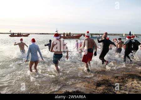 West Mersea, Regno Unito. 26 dicembre 2023. Il 17° giorno di Santo Stefano si tuffa a West Mersea sull'Isola di Mersea nell'Essex. Questo evento annuale raccoglie fondi per la RNLI che ha una stazione nelle vicinanze. Credito: Eastern Views/Alamy Live News Foto Stock