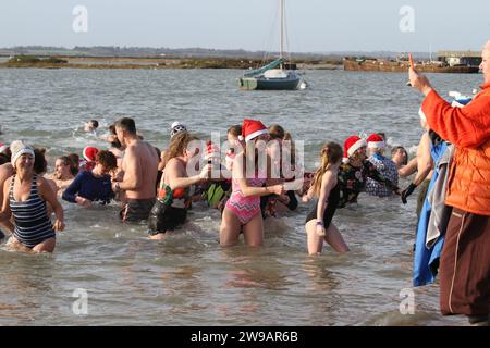 West Mersea, Regno Unito. 26 dicembre 2023. Il 17° giorno di Santo Stefano si tuffa a West Mersea sull'Isola di Mersea nell'Essex. Questo evento annuale raccoglie fondi per la RNLI che ha una stazione nelle vicinanze. Credito: Eastern Views/Alamy Live News Foto Stock