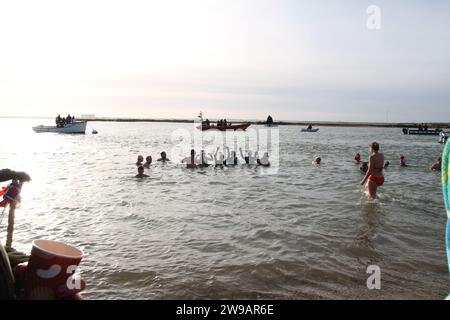 West Mersea, Regno Unito. 26 dicembre 2023. Il 17° giorno di Santo Stefano si tuffa a West Mersea sull'Isola di Mersea nell'Essex. Questo evento annuale raccoglie fondi per la RNLI che ha una stazione nelle vicinanze. Credito: Eastern Views/Alamy Live News Foto Stock