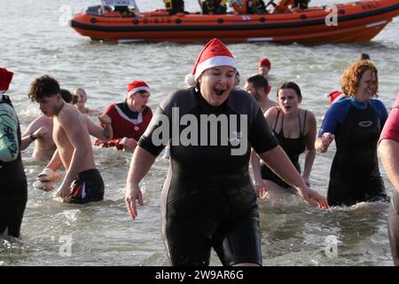 West Mersea, Regno Unito. 26 dicembre 2023. Il 17° giorno di Santo Stefano si tuffa a West Mersea sull'Isola di Mersea nell'Essex. Questo evento annuale raccoglie fondi per la RNLI che ha una stazione nelle vicinanze. Credito: Eastern Views/Alamy Live News Foto Stock