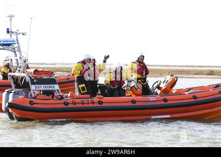 West Mersea, Regno Unito. 26 dicembre 2023. Il 17° giorno di Santo Stefano si tuffa a West Mersea sull'Isola di Mersea nell'Essex. Questo evento annuale raccoglie fondi per la RNLI che ha una stazione nelle vicinanze. Credito: Eastern Views/Alamy Live News Foto Stock