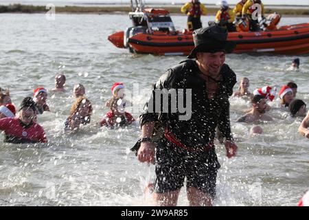 West Mersea, Regno Unito. 26 dicembre 2023. Il 17° giorno di Santo Stefano si tuffa a West Mersea sull'Isola di Mersea nell'Essex. Questo evento annuale raccoglie fondi per la RNLI che ha una stazione nelle vicinanze. Credito: Eastern Views/Alamy Live News Foto Stock