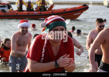 West Mersea, Regno Unito. 26 dicembre 2023. Il 17° giorno di Santo Stefano si tuffa a West Mersea sull'Isola di Mersea nell'Essex. Questo evento annuale raccoglie fondi per la RNLI che ha una stazione nelle vicinanze. Credito: Eastern Views/Alamy Live News Foto Stock