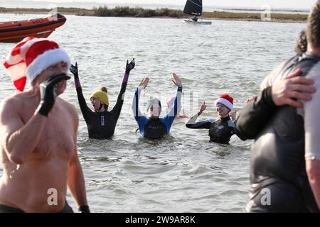 West Mersea, Regno Unito. 26 dicembre 2023. Il 17° giorno di Santo Stefano si tuffa a West Mersea sull'Isola di Mersea nell'Essex. Questo evento annuale raccoglie fondi per la RNLI che ha una stazione nelle vicinanze. Credito: Eastern Views/Alamy Live News Foto Stock