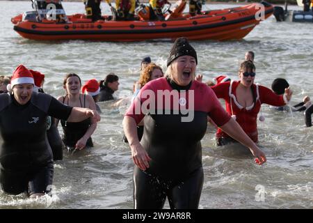 West Mersea, Regno Unito. 26 dicembre 2023. Il 17° giorno di Santo Stefano si tuffa a West Mersea sull'Isola di Mersea nell'Essex. Questo evento annuale raccoglie fondi per la RNLI che ha una stazione nelle vicinanze. Credito: Eastern Views/Alamy Live News Foto Stock