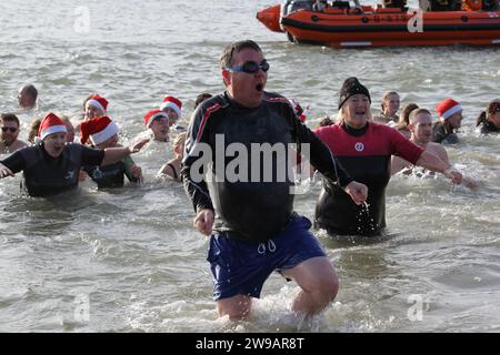 West Mersea, Regno Unito. 26 dicembre 2023. Il 17° giorno di Santo Stefano si tuffa a West Mersea sull'Isola di Mersea nell'Essex. Questo evento annuale raccoglie fondi per la RNLI che ha una stazione nelle vicinanze. Credito: Eastern Views/Alamy Live News Foto Stock