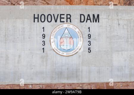Cartello del Dipartimento degli interni degli Stati Uniti presso il centro visitatori della diga di Hoover, in Nevada, Stati Uniti. Immagine scattata il 7 dicembre 2023. © Belinda Jiao Foto Stock