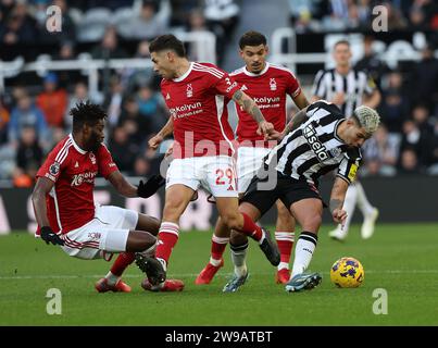 Newcastle upon Tyne, Regno Unito. 26 dicembre 2023. Bruno Guimaraes del Newcastle United in azione con Gonzalo Montiel del Nottingham Forest durante la partita di Premier League a St.. James' Park, Newcastle upon Tyne. Il credito fotografico dovrebbe leggere: Nigel Roddis/Sportimage Credit: Sportimage Ltd/Alamy Live News Foto Stock