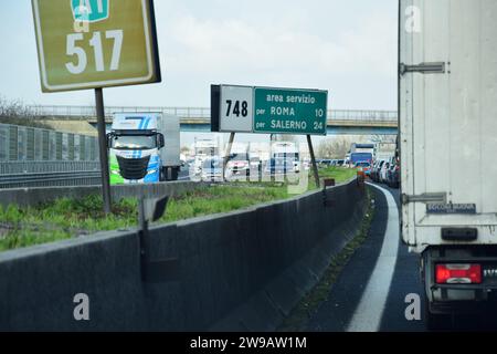 Autostrade intasate durante i periodi di vacanza, lunghe code e incidenti Foto Stock