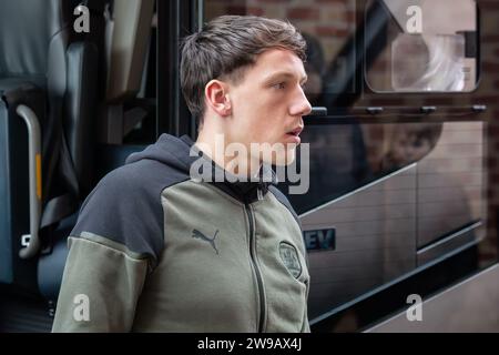 Burslem, Regno Unito. 26 dicembre 2023. Maël de Gevigney #6 di Barnsley arriva durante il match di Sky Bet League 1 Port vale vs Barnsley a vale Park, Burslem, Regno Unito, il 26 dicembre 2023 (foto di Alfie Cosgrove/News Images) a Burslem, Regno Unito il 12/26/2023. (Foto di Alfie Cosgrove/News Images/Sipa USA) credito: SIPA USA/Alamy Live News Foto Stock