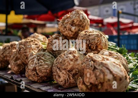 Radici di sedano con sedano o rapa esposte al mercato di verdure di strada. Foto Stock