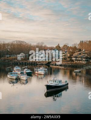 Le barche sono ormeggiate nel bacino in una serata invernale a Ogunquit, Maine Foto Stock