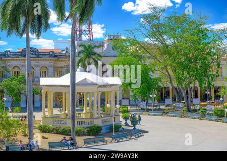 Edificio in Parque Leoncio Vidal. Punto di vista dalla Biblioteca pubblica Jose Marti, Santa Clara, Villa Clara, Cuba Foto Stock