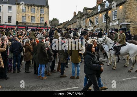 Chipping Norton, Regno Unito. 26 dicembre 2023. Giorno di Santo Stefano incontro degli Heythrop Hunts incontro al Fox Inn nella piazza del mercato di Chipping Norton, una città mercato nelle Cotswold Hills nell'Oxfordshire occidentale, nel distretto dell'Oxfordshire, nel Regno Unito. Credito: Peter Nixon / Alamy Live News Foto Stock