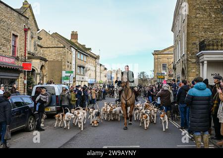 Chipping Norton, Regno Unito. 26 dicembre 2023. Giorno di Santo Stefano incontro degli Heythrop Hunts incontro al Fox Inn nella piazza del mercato di Chipping Norton, una città mercato nelle Cotswold Hills nell'Oxfordshire occidentale, nel distretto dell'Oxfordshire, nel Regno Unito. Credito: Peter Nixon / Alamy Live News Foto Stock