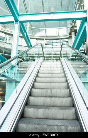 Vista su scala mobile nel moderno centro commerciale di design superiore Foto Stock