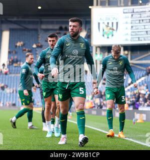 West Bromwich, Regno Unito. 26 dicembre 2023. Grant Hanley di Norwich si scalda davanti al match per l'EFL Sky Bet Championship tra West Bromwich Albion e Norwich City agli Hawthorns, West Bromwich, Inghilterra, il 26 dicembre 2023. Foto di Stuart Leggett. Solo per uso editoriale, licenza necessaria per uso commerciale. Nessun utilizzo in scommesse, giochi o pubblicazioni di un singolo club/campionato/giocatore. Credito: UK Sports Pics Ltd/Alamy Live News Foto Stock