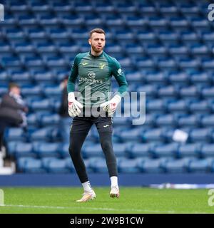 West Bromwich, Regno Unito. 26 dicembre 2023. Uno dei portieri di Norwich si scalda davanti al match per l'EFL Sky Bet Championship tra West Bromwich Albion e Norwich City agli Hawthorns, West Bromwich, Inghilterra, il 26 dicembre 2023. Foto di Stuart Leggett. Solo per uso editoriale, licenza necessaria per uso commerciale. Nessun utilizzo in scommesse, giochi o pubblicazioni di un singolo club/campionato/giocatore. Credito: UK Sports Pics Ltd/Alamy Live News Foto Stock