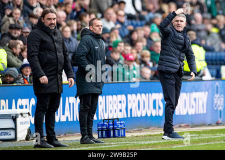 Il manager di Preston Ryan Lowe gesticolò durante il match per lo Sky Bet Championship tra Preston North End e Leeds United a Deepdale, Preston, martedì 26 dicembre 2023. (Foto: Mike Morese | mi News) crediti: MI News & Sport /Alamy Live News Foto Stock