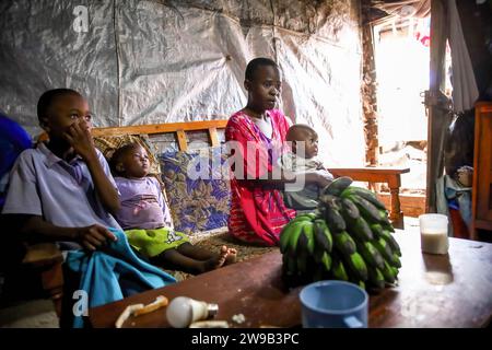 Lilian Atieno e i suoi figli visti seduti nella loro casa a Kibera Slum, Nairobi. Lilian Atieno, 35 anni, è madre di 3 figli, Whitney Lubanga, Shanaya Taby, e Emanuel Gabriel di 6 mesi. Lilian soffre di depressione e trauma cerebrale causati dalla confusione e dall'incredulità dopo essere stata abbandonata dal marito nel gennaio 2023. La madre disoccupata di tre anni è stata debole e malata e incapace di permettersi le sue spese mediche a causa delle sue condizioni di salute deboli. Sta richiedendo il supporto di un terapista addestrato a lavorare con le vittime dell'abbandono della spousal Foto Stock