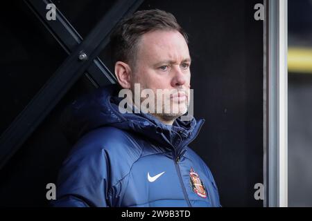 Hull, Regno Unito. 26 dicembre 2023. Michael Beale manager del Sunderland durante la partita del campionato Sky Bet Hull City vs Sunderland al MKM Stadium di Hull, Regno Unito, 26 dicembre 2023 (foto di James Heaton/News Images) a Hull, Regno Unito il 26/12/2023. (Foto di James Heaton/News Images/Sipa USA) credito: SIPA USA/Alamy Live News Foto Stock