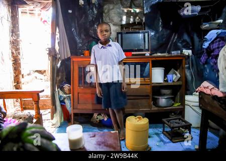 Whitney Lubanga posa per una fotografia nella sua casa di Kibera Slum, Nairobi. Lilian Atieno, 35 anni, è madre di 3 figli, Whitney Lubanga, Shanaya Taby, e Emanuel Gabriel di 6 mesi. Lilian soffre di depressione e trauma cerebrale causati dalla confusione e dall'incredulità dopo essere stata abbandonata dal marito nel gennaio 2023. La madre disoccupata di tre anni è stata debole e malata e incapace di permettersi le sue spese mediche a causa delle sue condizioni di salute deboli. Sta richiedendo il supporto di un terapista addestrato a lavorare con le vittime della sindrome dell'abbandono della spousal. Foto Stock