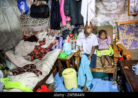 Whitney Lubanga (L) e sua sorella Shanaya Taby sono state viste sedute nella loro casa a Kibera Slum, Nairobi. Lilian Atieno, 35 anni, è madre di 3 figli, Whitney Lubanga, Shanaya Taby, e Emanuel Gabriel di 6 mesi. Lilian soffre di depressione e trauma cerebrale causati dalla confusione e dall'incredulità dopo essere stata abbandonata dal marito nel gennaio 2023. La madre disoccupata di tre anni è stata debole e malata e incapace di permettersi le sue spese mediche a causa delle sue condizioni di salute deboli. Sta richiedendo il supporto di un terapista addestrato a lavorare con le vittime di spous Foto Stock