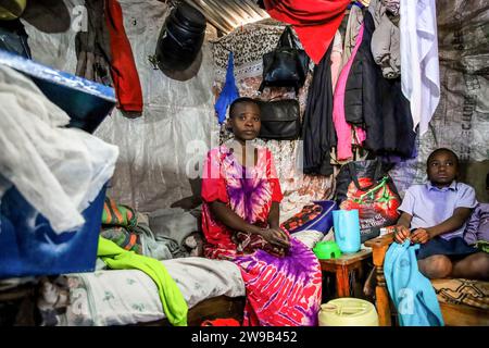 Lilian Atieno (L) e sua figlia Whitney Lubanga visti seduti nella loro casa a Kibera Slum, Nairobi. Lilian Atieno, 35 anni, è madre di 3 figli, Whitney Lubanga, Shanaya Taby, e Emanuel Gabriel di 6 mesi. Lilian soffre di depressione e trauma cerebrale causati dalla confusione e dall'incredulità dopo essere stata abbandonata dal marito nel gennaio 2023. La madre disoccupata di tre anni è stata debole e malata e incapace di permettersi le sue spese mediche a causa delle sue condizioni di salute deboli. Sta richiedendo supporto di consulenza da un terapista addestrato a lavorare con le vittime di sp Foto Stock