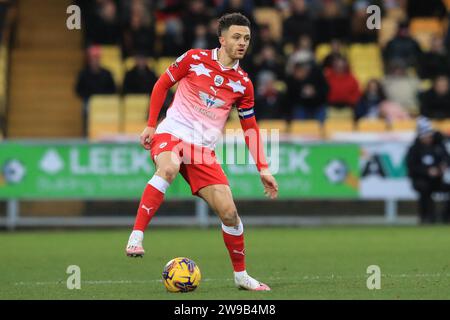 Burslem, Regno Unito. 26 dicembre 2023. Jordan Williams n. 2 di Barnsley controlla la palla durante la partita di Sky Bet League 1 Port vale vs Barnsley a vale Park, Burslem, Regno Unito, il 26 dicembre 2023 (foto di Alfie Cosgrove/News Images) a Burslem, Regno Unito il 26/12/2023. (Foto di Alfie Cosgrove/News Images/Sipa USA) credito: SIPA USA/Alamy Live News Foto Stock