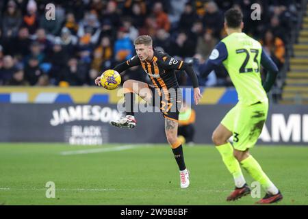 Hull, Regno Unito. 26 dicembre 2023. Regan Slater n. 27 di Hull City in azione durante il match per lo Sky Bet Championship Hull City vs Sunderland al MKM Stadium di Hull, Regno Unito, 26 dicembre 2023 (foto di James Heaton/News Images) a Hull, Regno Unito il 12/26/2023. (Foto di James Heaton/News Images/Sipa USA) credito: SIPA USA/Alamy Live News Foto Stock