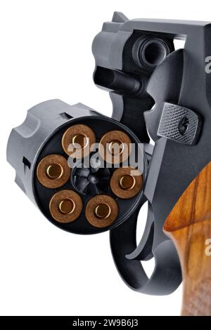 Revolver nero classico con manico in legno, cilindro carico di rotoli, isolato su sfondo bianco Foto Stock