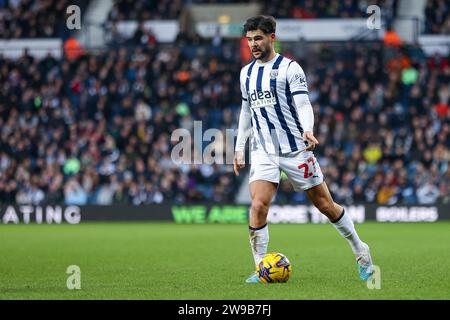 West Bromwich, Regno Unito. 26 dicembre 2023. Alex Mowatt di West Bromwich Albion sul pallone durante la partita dell'EFL Sky Bet Championship tra West Bromwich Albion e Norwich City agli Hawthorns, West Bromwich, Inghilterra il 26 dicembre 2023. Foto di Stuart Leggett. Solo per uso editoriale, licenza necessaria per uso commerciale. Nessun utilizzo in scommesse, giochi o pubblicazioni di un singolo club/campionato/giocatore. Credito: UK Sports Pics Ltd/Alamy Live News Foto Stock