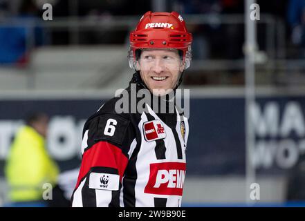 Muenchen, Deutschland. 26 dicembre 2023. Hauptschiedsrichter Lasse Kopitz. EHC Red Bull Muenchen gegen Straubing Tigers, Eishockey, DEL, 31. Spieltag, Saison 2023/2024, 26.12.2023. Foto: Eibner-Pressefoto/Heike Feiner Credit: dpa/Alamy Live News Foto Stock