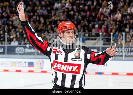 Muenchen, Deutschland. 26 dicembre 2023. Hauptschiedsrichter Eduards Odins (Lettland). EHC Red Bull Muenchen gegen Straubing Tigers, Eishockey, DEL, 31. Spieltag, Saison 2023/2024, 26.12.2023. Foto: Eibner-Pressefoto/Heike Feiner Credit: dpa/Alamy Live News Foto Stock