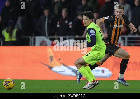 Liam Delap n. 20 di Hull City in azione durante la partita del campionato Sky Bet Hull City vs Sunderland presso lo stadio MKM di Hull, Regno Unito, 26 dicembre 2023 (foto di James Heaton/News Images) Foto Stock