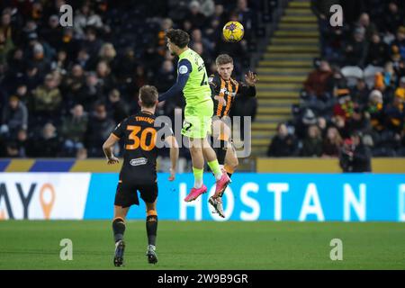 Hull, Regno Unito. 26 dicembre 2023. Regan Slater n. 27 di Hull City in azione durante il match per lo Sky Bet Championship Hull City vs Sunderland al MKM Stadium di Hull, Regno Unito, 26 dicembre 2023 (foto di James Heaton/News Images) a Hull, Regno Unito il 12/26/2023. (Foto di James Heaton/News Images/Sipa USA) credito: SIPA USA/Alamy Live News Foto Stock