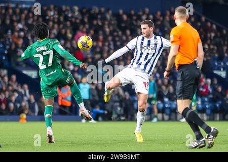 West Bromwich, Regno Unito. 26 dicembre 2023. John Swift di West Bromwich Albion in azione durante l'EFL Sky Bet Championship match tra West Bromwich Albion e Norwich City agli Hawthorns, West Bromwich, Inghilterra, il 26 dicembre 2023. Foto di Stuart Leggett. Solo per uso editoriale, licenza necessaria per uso commerciale. Nessun utilizzo in scommesse, giochi o pubblicazioni di un singolo club/campionato/giocatore. Credito: UK Sports Pics Ltd/Alamy Live News Foto Stock