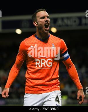 Hartlepool, Regno Unito, 26 dicembre 2023. L'Oldham Athletic's Liam Hogan celebra il Vanarama National League match tra Hartlepool United e Oldham Athletic al Victoria Park, Hartlepool martedì 26 dicembre 2023. (Foto: Michael driver | mi News) crediti: MI News & Sport /Alamy Live News Foto Stock