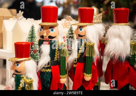 Giocattolo di legno che solda i noci cracker sulla vetrina del negozio. Foto Stock