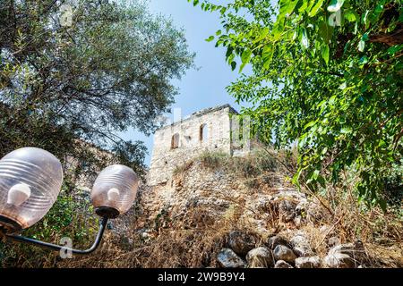 La città vecchia di Kardamili, la Messenia, la Grecia. La vecchia Kardamili è una piccola collezione di case-torri fortificate abbandonate raggruppate intorno ad un bellissimo diciottesimo centur Foto Stock