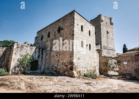 La città vecchia di Kardamili, la Messenia, la Grecia. La vecchia Kardamili è una piccola collezione di case-torri fortificate abbandonate raggruppate intorno ad un bellissimo diciottesimo centur Foto Stock