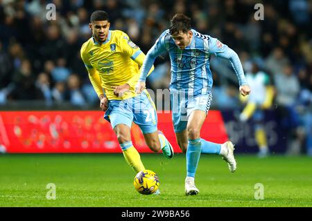 Liam Kitching (a destra) di Coventry City e Ashley Fletcher di Sheffield Wednesday si battono per il pallone durante la partita del campionato Sky Bet alla Coventry Building Society Arena di Coventry. Data immagine: Martedì 26 dicembre 2023. Foto Stock