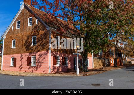 Old Salem, North Carolina, USA - 26 ottobre 2023: Scuola maschile costruita dal 1794 al 1896. Foto Stock