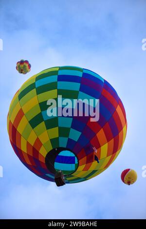 Mongolfiere arcobaleno alla festa internazionale delle mongolfiere di albuquerque Foto Stock