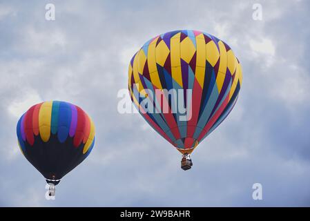 Mongolfiere arcobaleno alla festa internazionale delle mongolfiere di albuquerque Foto Stock