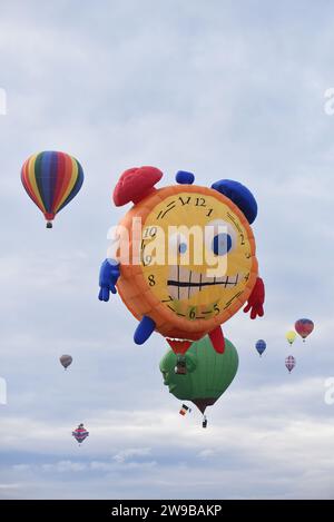 Mongolfiere arcobaleno alla festa internazionale delle mongolfiere di albuquerque Foto Stock